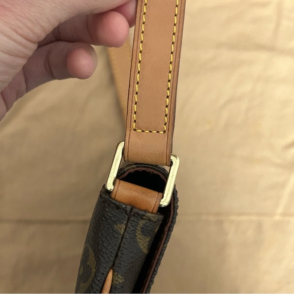 Louis Vuitton Musette Tango - Picture 12 of 16